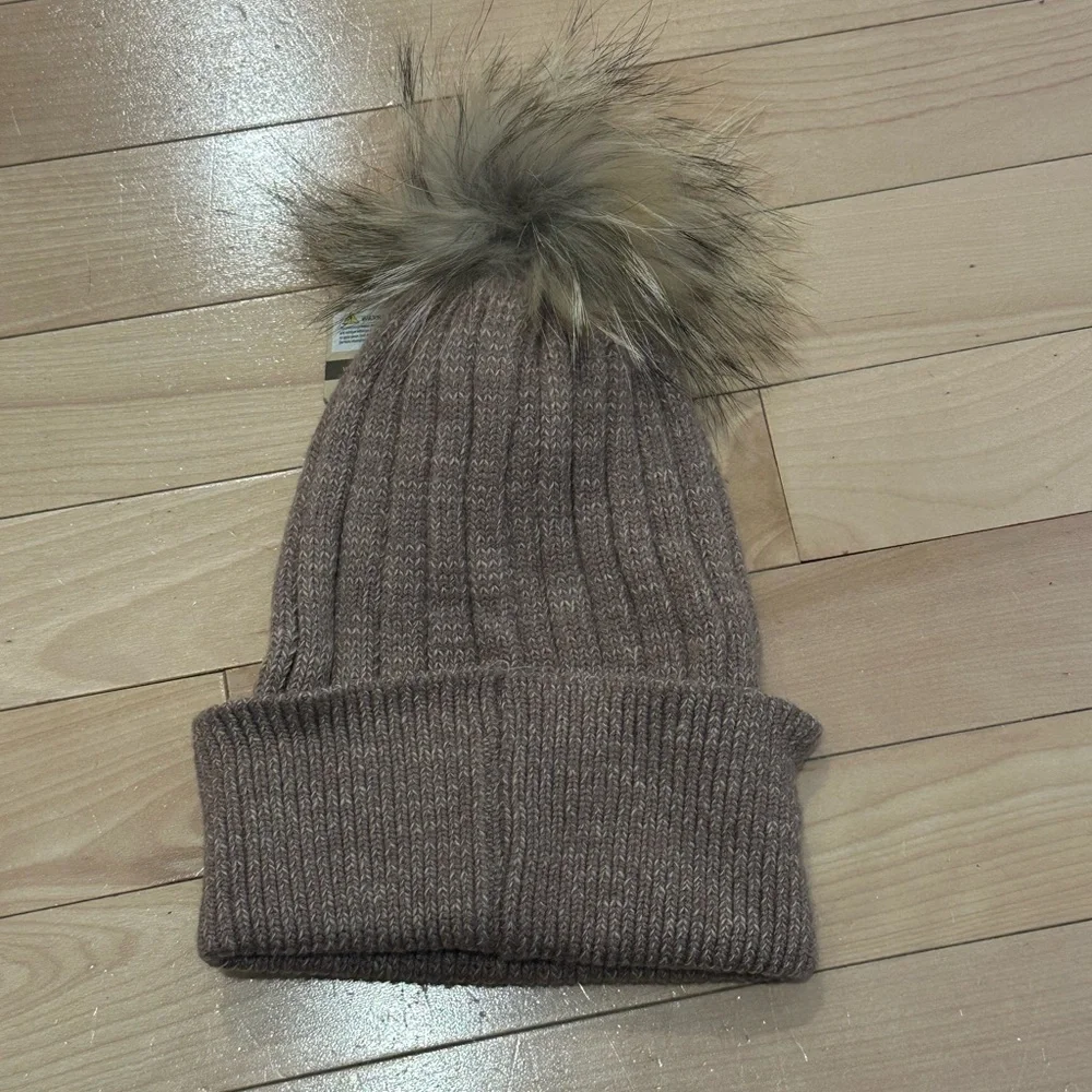 Cloie Women’s Winter Hat - Picture 2 of 2